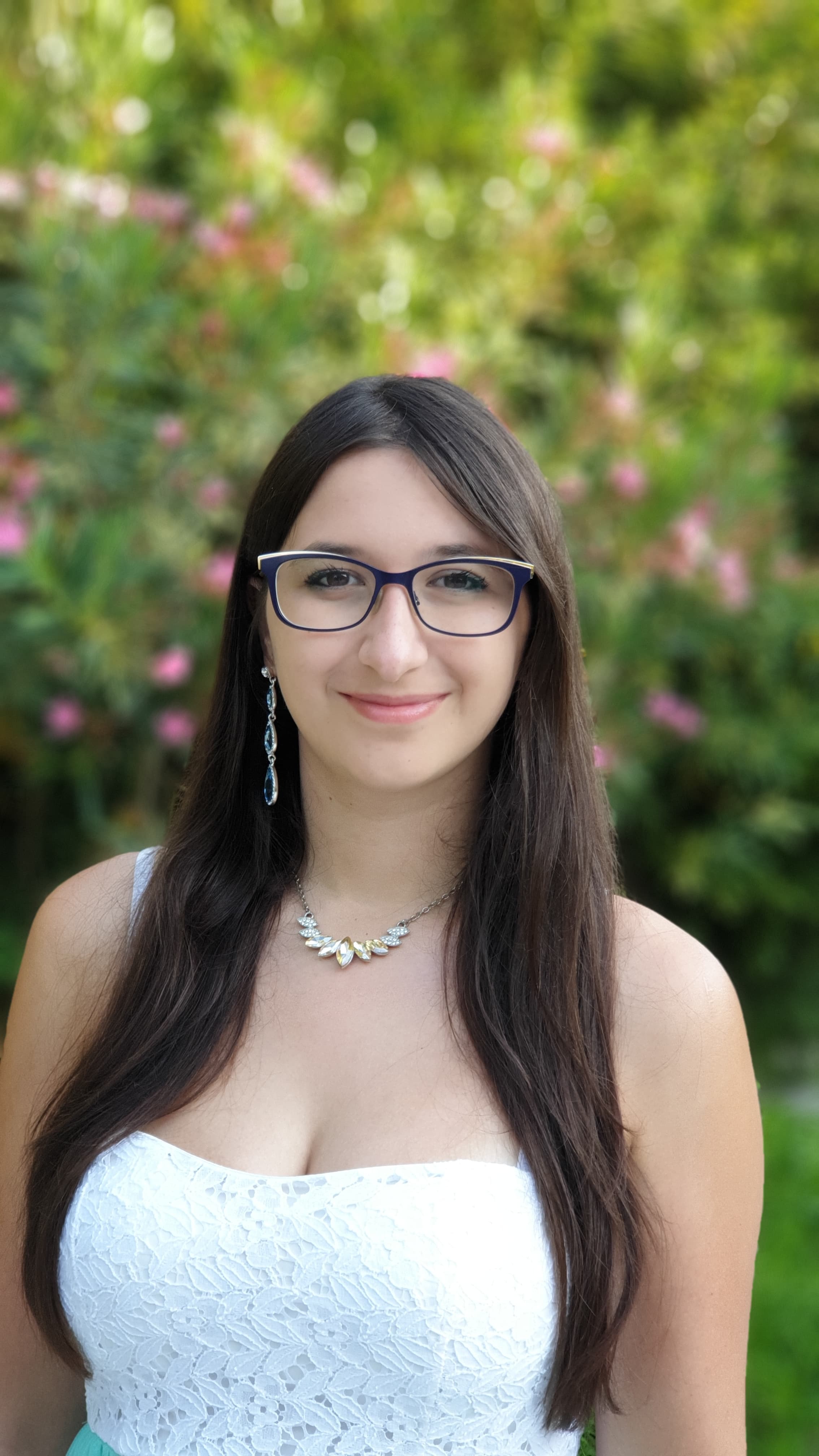 Portrait von Jasmin Wach mit Brille an ihrem Schreibtisch